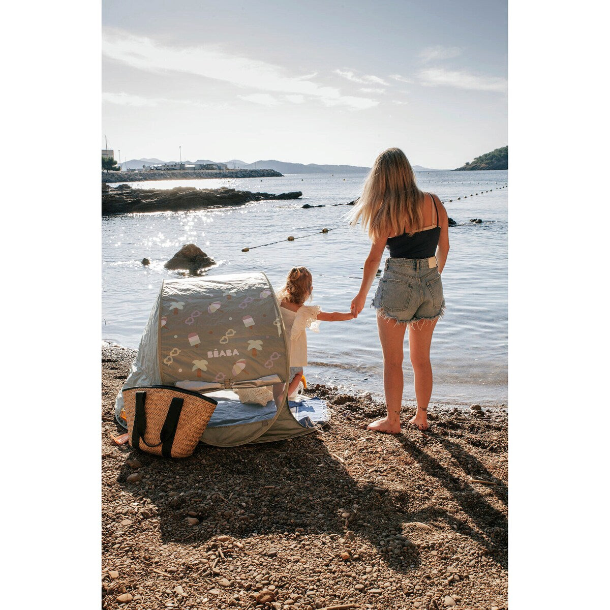 Strandtelt Breezy med UV-beskyttelse 50+ montert på stranden