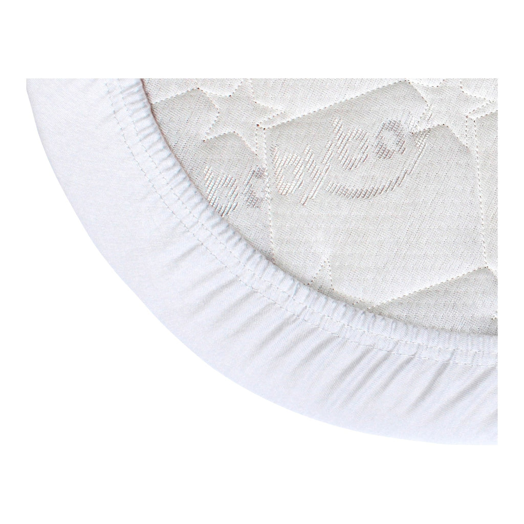 Nærbilde av gummistrikk på stretchlaken i jersey for bedside crib 81x42 cm bomull