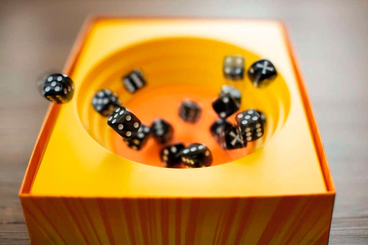 Spilldeltakere som spiller Strike terningspill