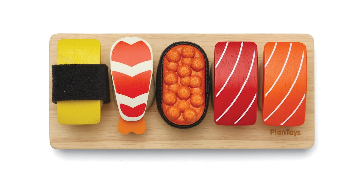 Detalj av sushi biter i Sushi lekesett i gummibaumtre 19,5 x 8,5 cm