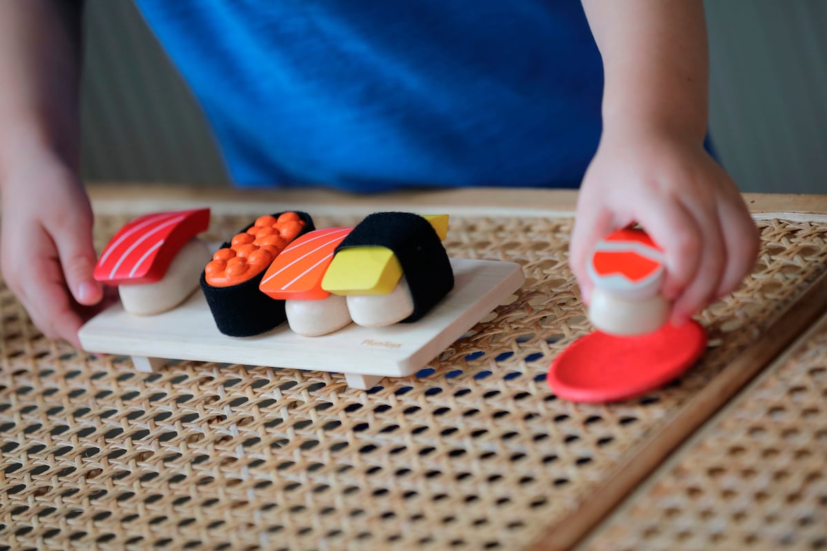 Sushi lekesett i gummibaumtre 19,5 x 8,5 cm med soyasausflaske