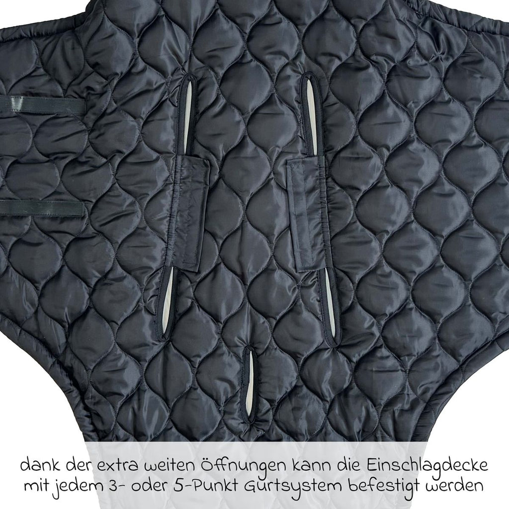 Svøpeteppe Recy Small i resirkulert polyester Black Cream - montert i babyskål