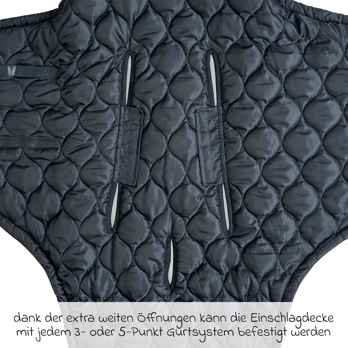 Svøpeteppe Recy Small i resirkulert polyester Black Cream - montert i babyskål