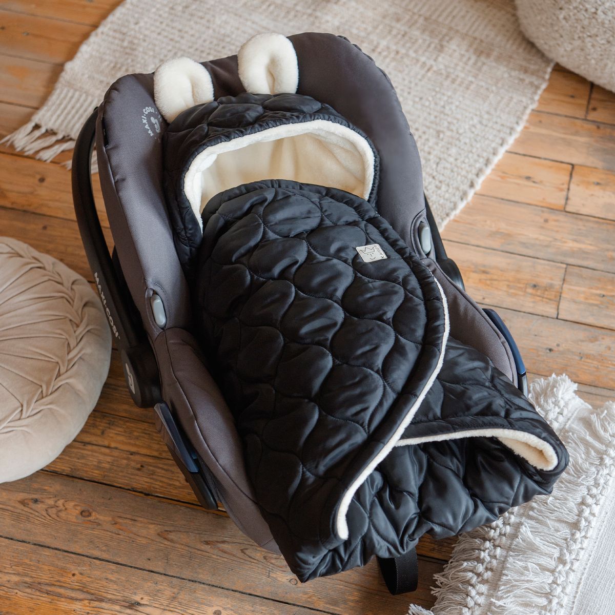 Svøpeteppe Recy Small i resirkulert polyester Black Cream - foldet