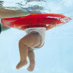 Svømmesete myswimbuddy 6-12 mnd, opptil 11 kg, rød montert i vann