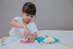 Oversikt over Tannlegesett i gummitreverk for barn fra 3 år fra PlanToys og innhold