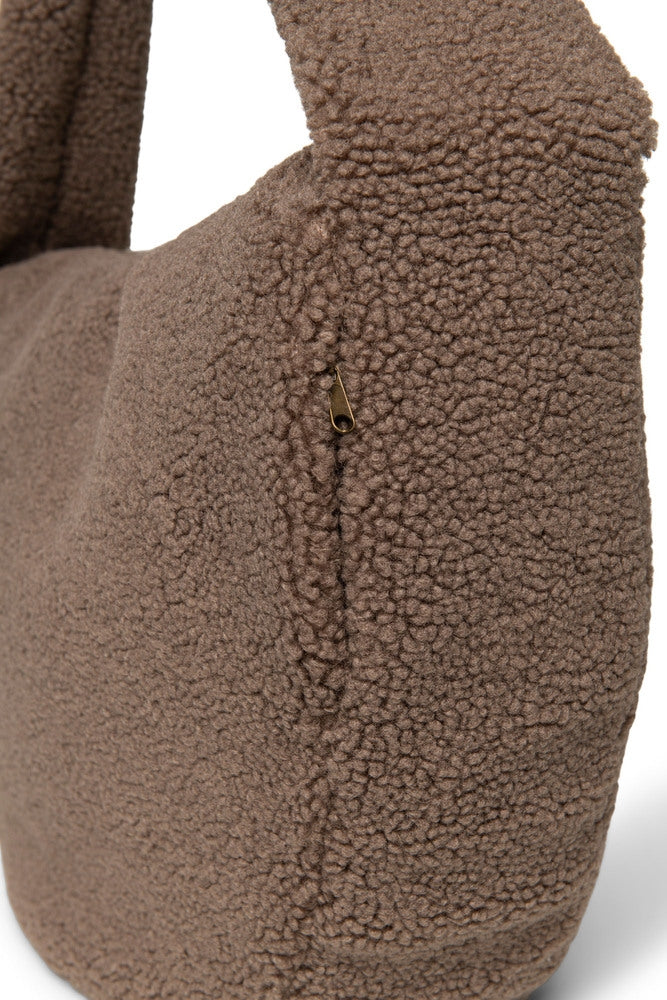 Teddy skulderveske brun 48x36 cm Studio Noos montert