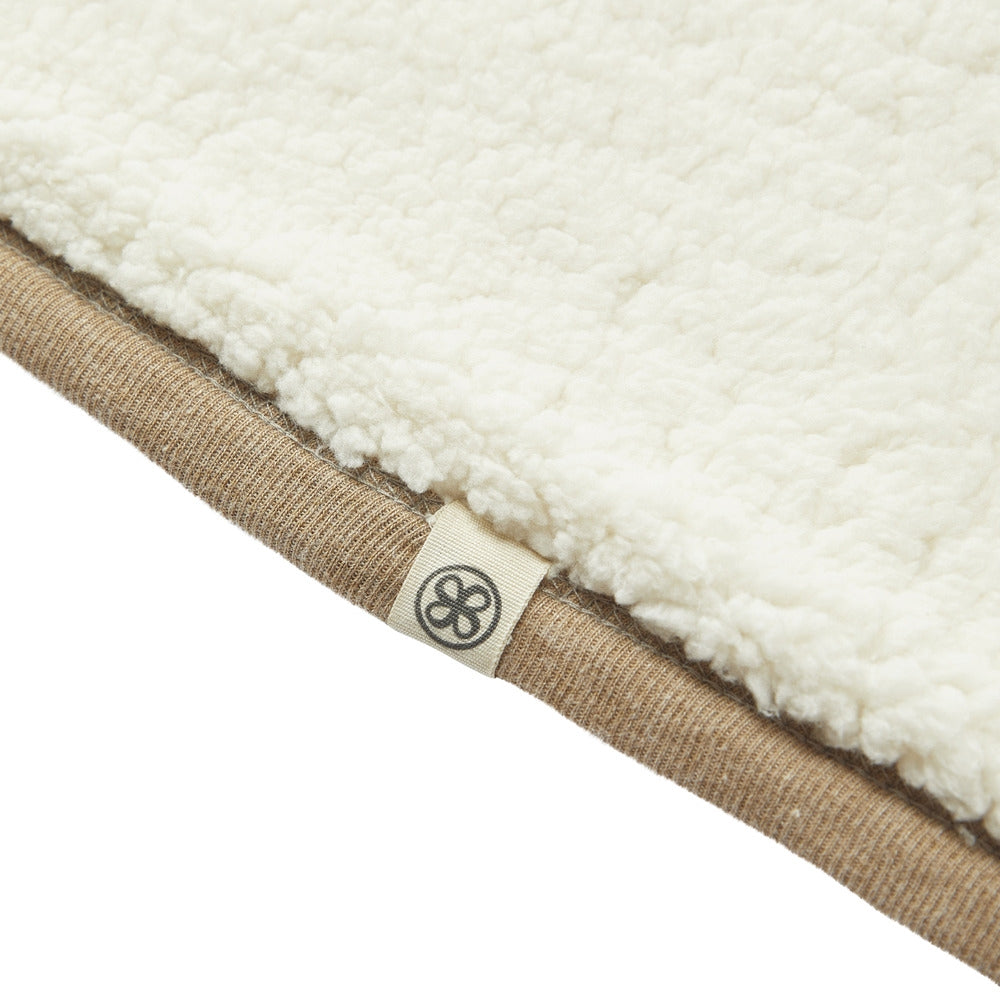 Detalj av Teddyponcho brun, økologisk bomull - Cloby knapp