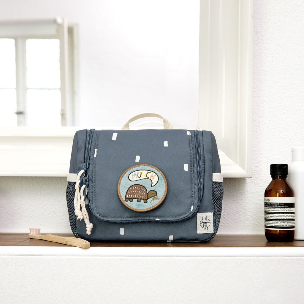 Personlige patches på Toalettveske Mini Washbag Happy Prints Midnight Blue