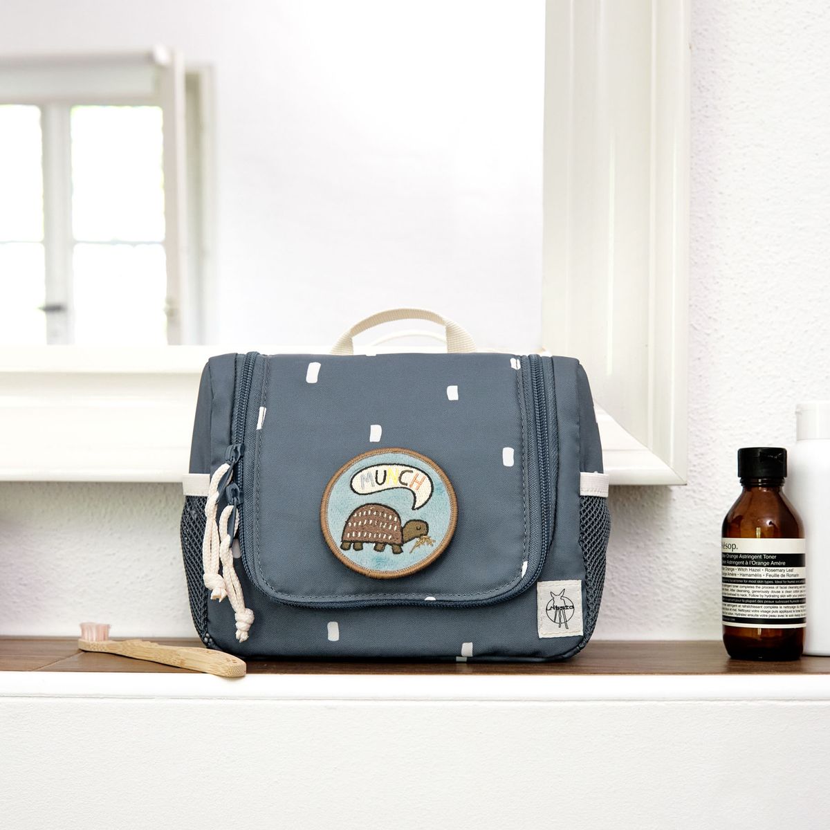 Personlige patches på Toalettveske Mini Washbag Happy Prints Midnight Blue
