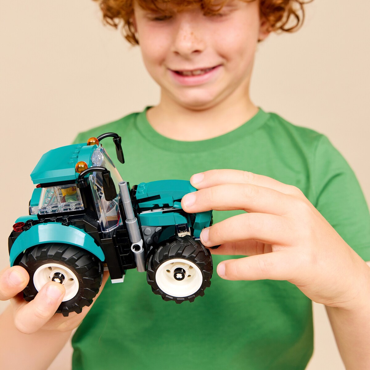 Montert traktor med oppklappbar motorhjelm Traktor 60498 LEGO City