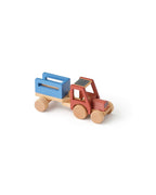 Traktor Aiden i tre med henger forfra