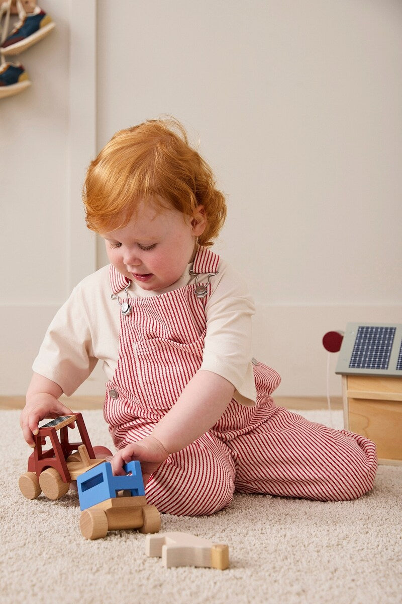 Traktor Aiden i tre med henger sideprofil