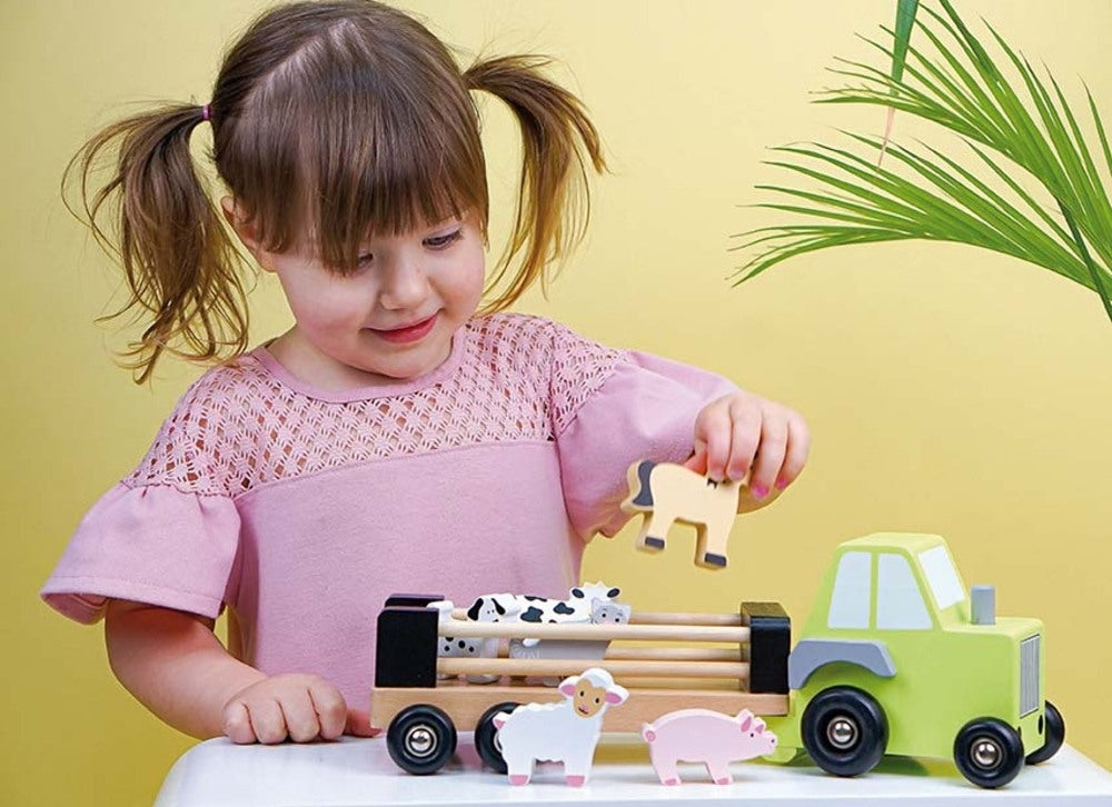 Detalj av traktor med bondegårdsdyr i tre med henger Jabadabado
