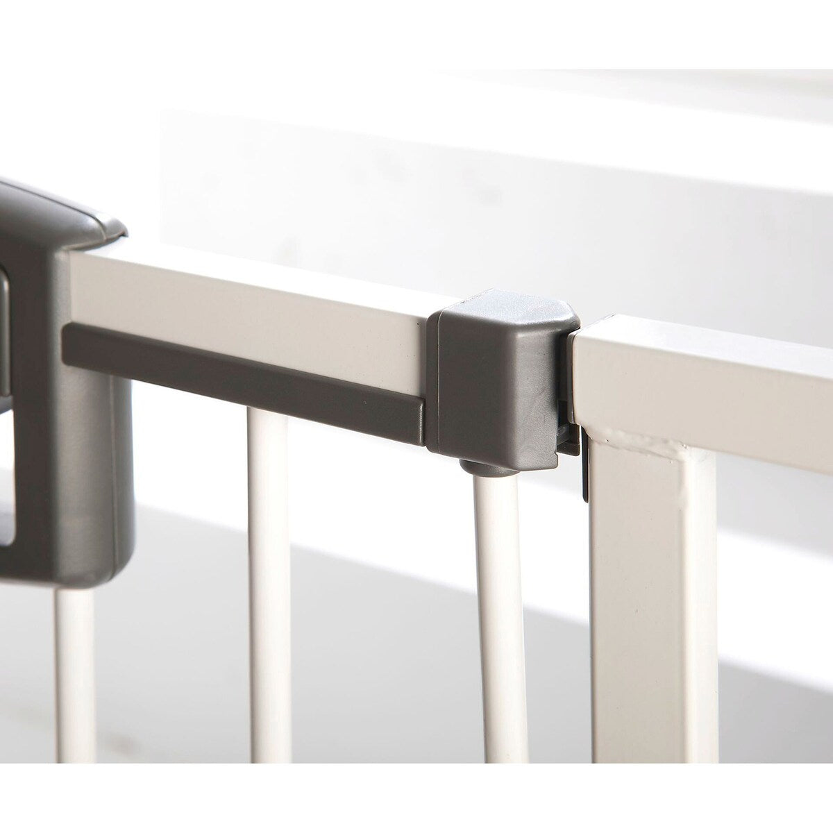 Nærbilde av pulverlakkert metall på Trappegrind Easylock Plus 84-92,5 cm uten boring