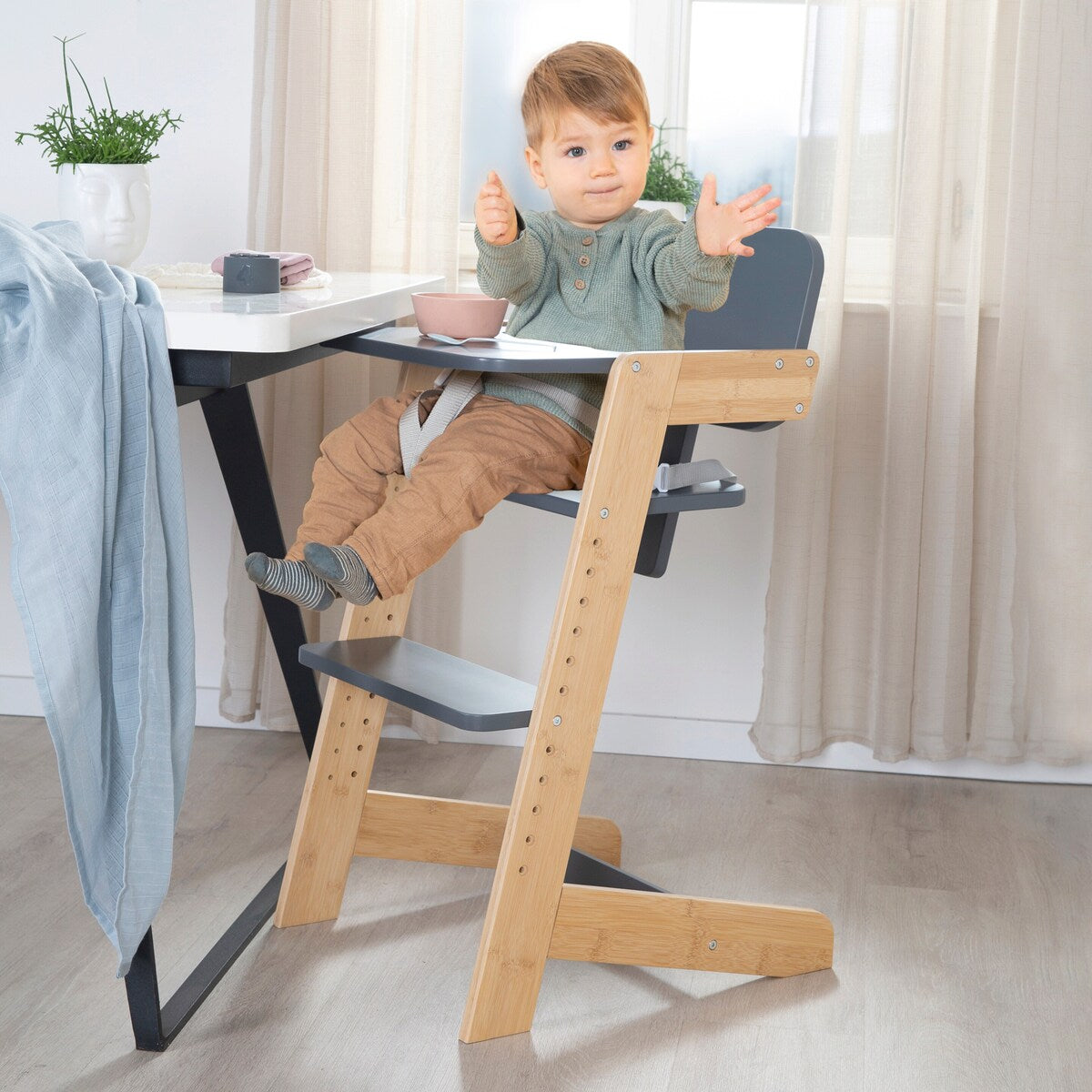 Trappestol Nature Up i bambus og MDF tofarget detalj av materialer