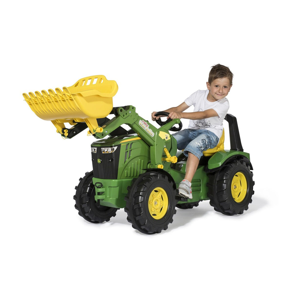 Bakside av tråtraktor rollyX-Trac Premium John Deere 8R med synlig oppbevaringsrom