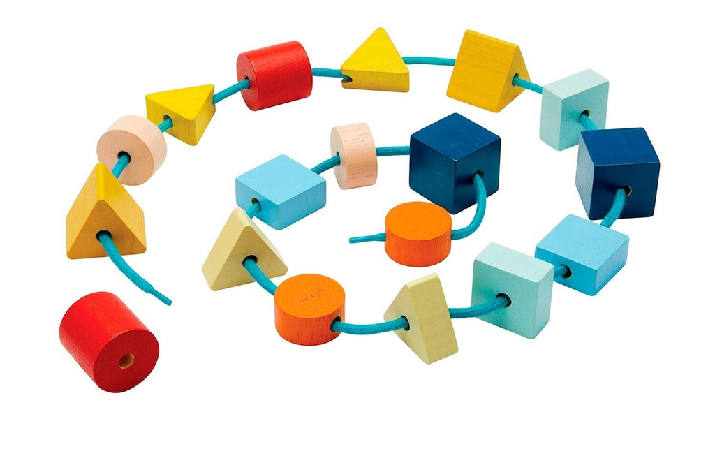 Detalj av geometriske trefigurer med tresnor PlanToys