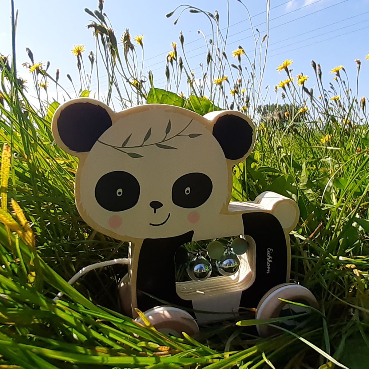 Nærbilde av hjul med silikonstriper på trekkleke panda i tre Eichhorn