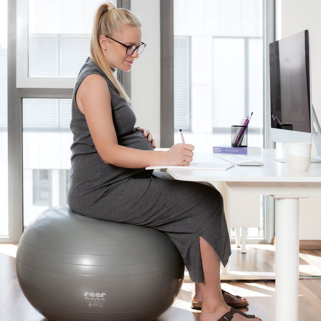 Bruk av Treningsball for gravide opptil 120 kg med luftpumpe grå under trening