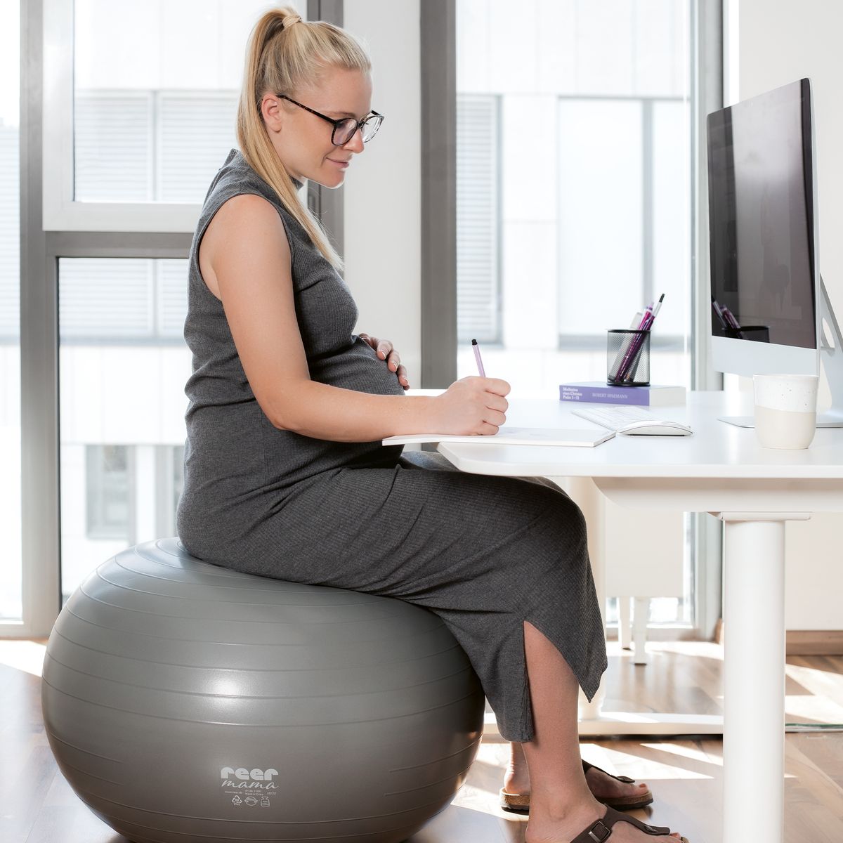 Bruk av Treningsball for gravide opptil 120 kg med luftpumpe grå under trening