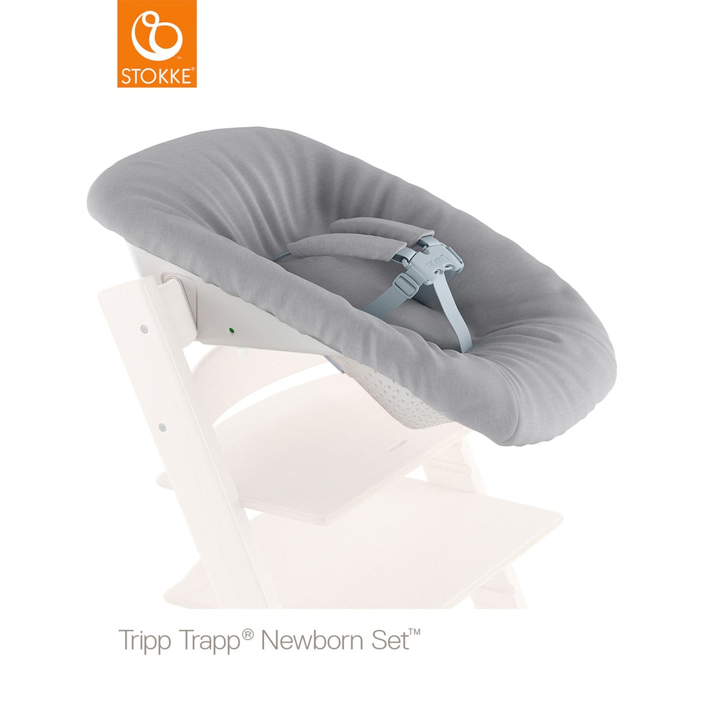 Detalj av Tripp trapp-stol i eik med newborn-sett og babysett