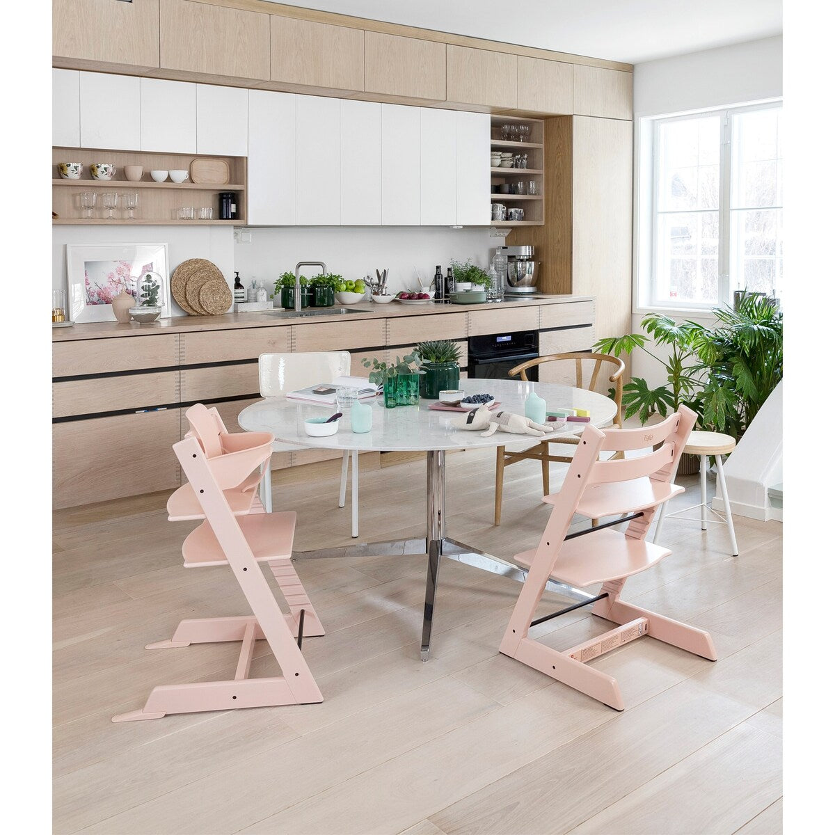 Detalj av Tripp Trapp trappestol bøk med gravering 78 cm i lakkert bøk