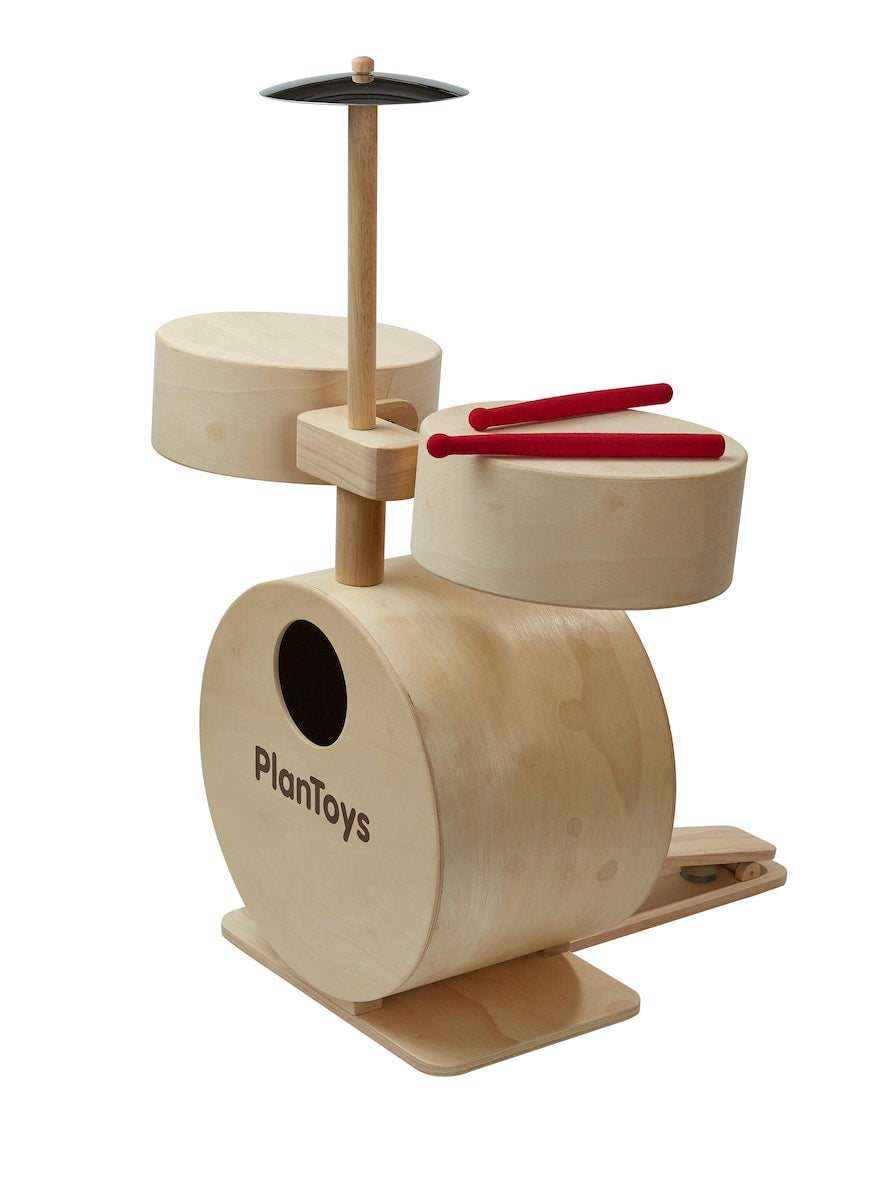 Trommesett i tre for barn 45x54x71 cm PlanToys nærbilde av cymbal