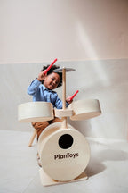 Trommesett i tre for barn 45x54x71 cm PlanToys pedal og metallkomponenter