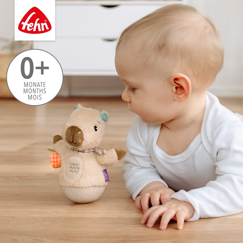 Detalj av bjelle på Tumlefigur Capybara med bjelle og fargerike detaljer - Fehn