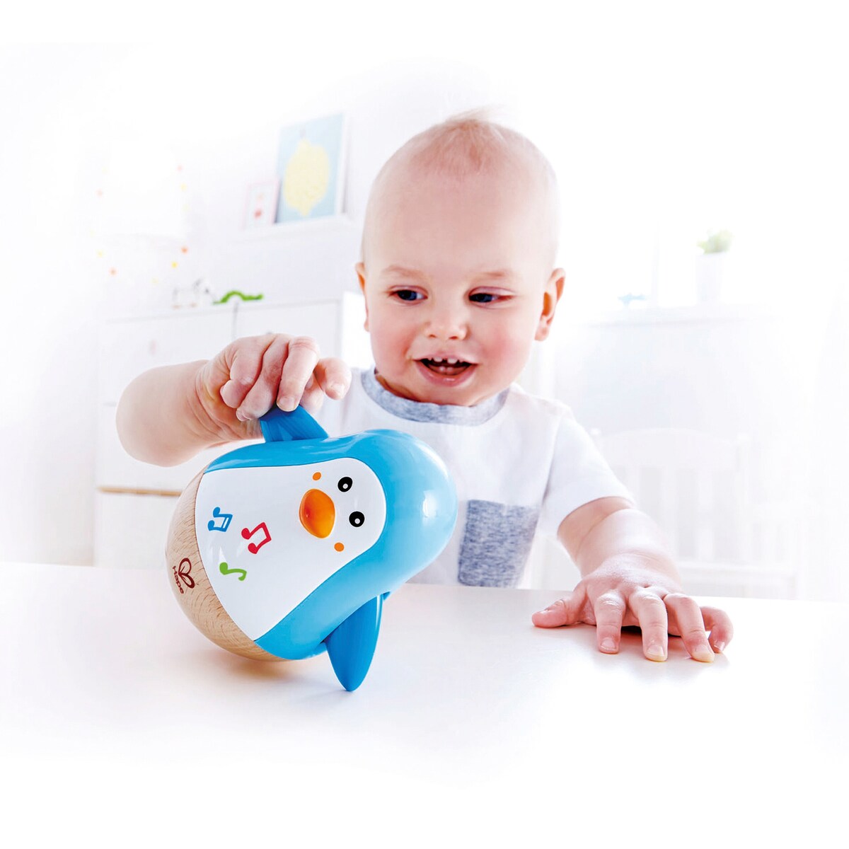 tumlefigur pingvin med lyd fra 6 mnd - hape detalj av tre