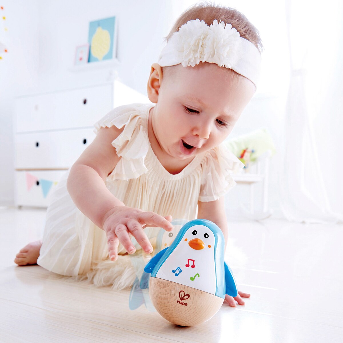 tumlefigur pingvin med lyd fra 6 mnd - hape montert i lek