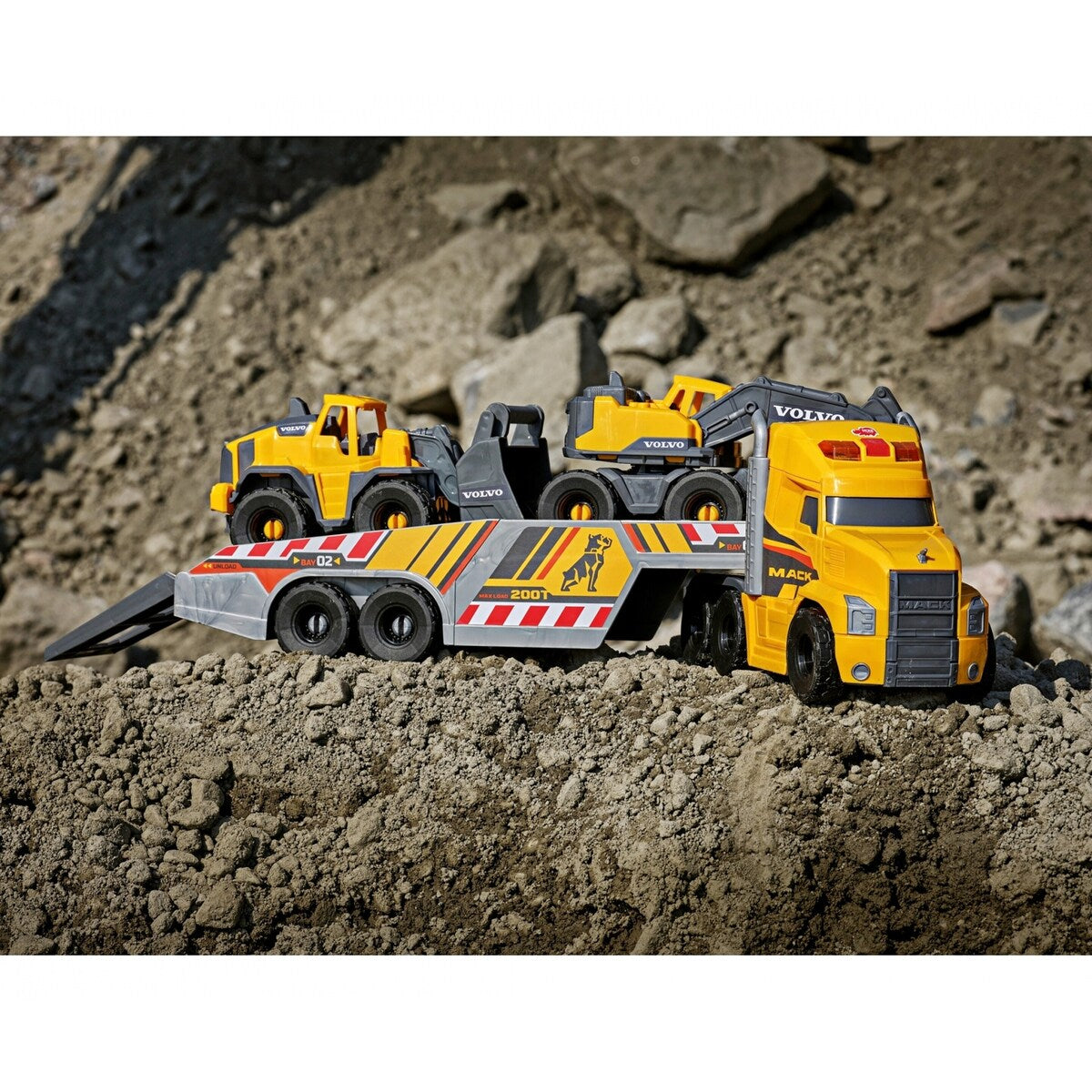 Tungtransport Mack Heavy Loader med 2 Volvo anleggskjøretøy bakside