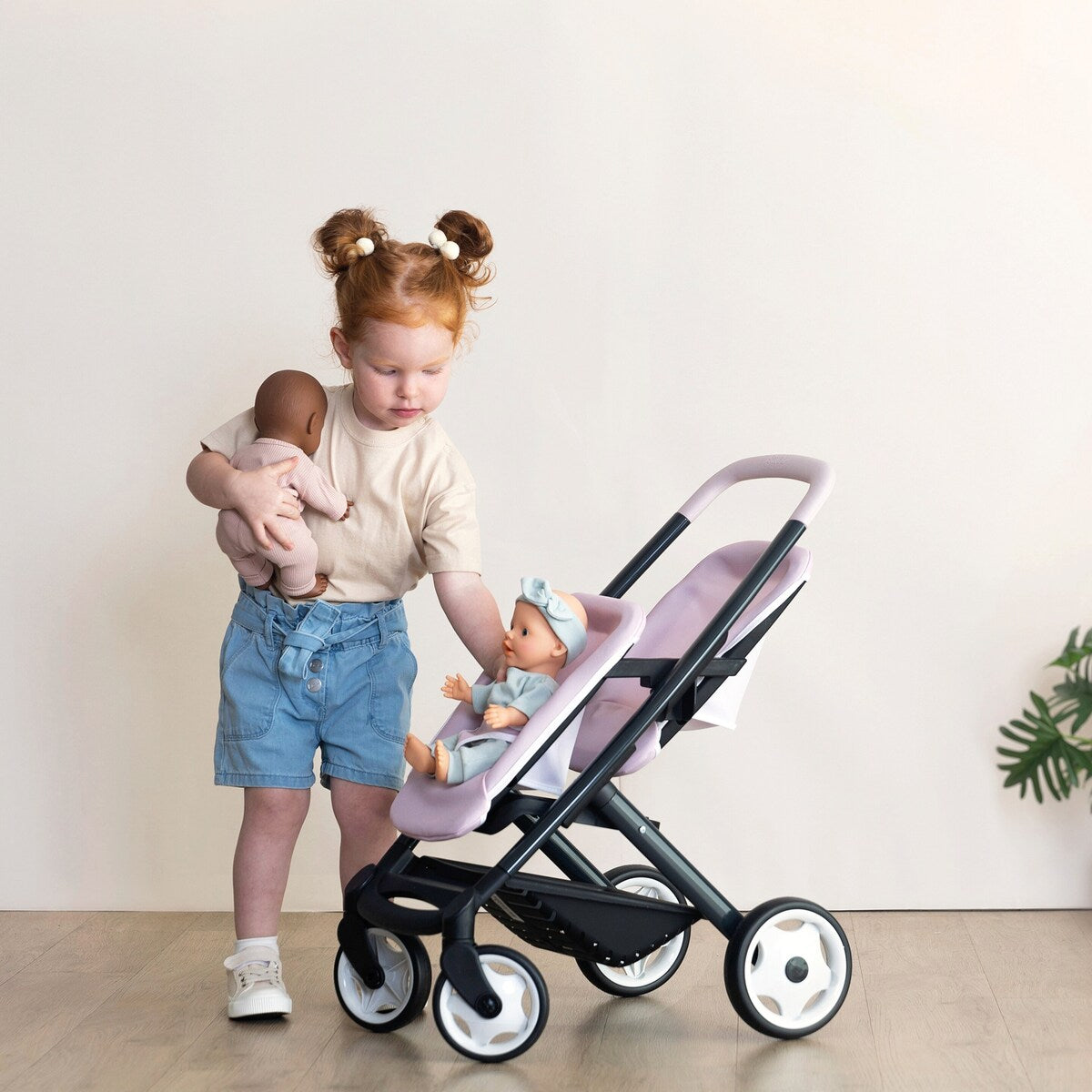 Tvillingdukkevogn Maxi-Cosi-design for dukker opptil 42 cm montert og klar til bruk