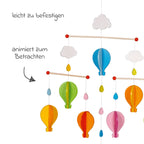Bakside av uro i tre med luftballonger til babyseng fra fødsel - Goki