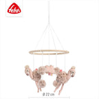 Uro i tre og tekstil Flamingo 22 cm fra Fehn montert over seng