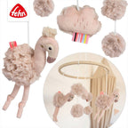 Nærbilde av tekstilfigurer på uro i tre og tekstil Flamingo 22 cm fra Fehn