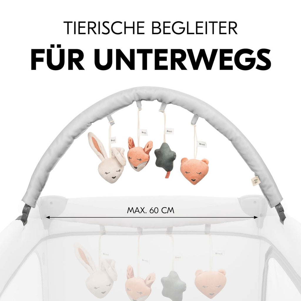 Detalj av stofffigurer på Uro til reiseseng Travel Bed Mobile Forest