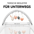Detalj av stofffigurer på Uro til reiseseng Travel Bed Mobile Forest