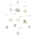 Nærbilde av treverk og oppheng på Uro i tre med drager til babyseng fra fødselen - Goki
