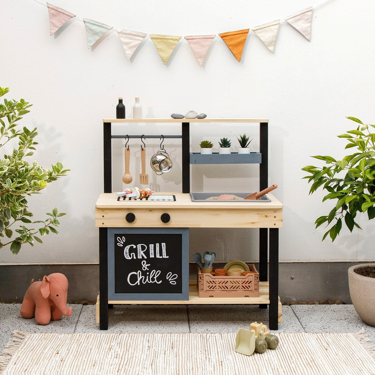 Detalj av kreidetavle på Utekjøkken Grill & Chill med lekebasseng 55 cm