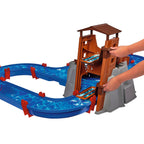 Nærbilde av båter i Vannbane AdventureLand med fjell og foss - AquaPlay