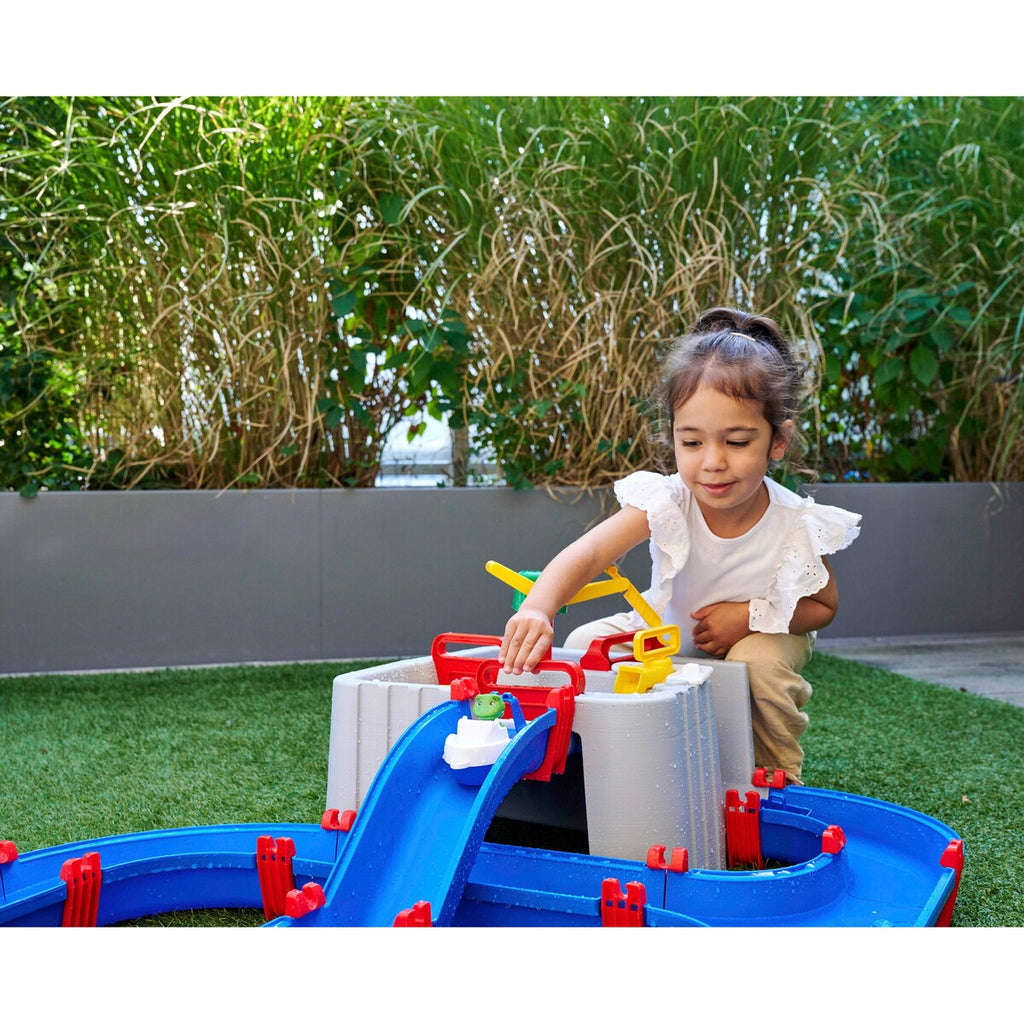 Nærbilde av kran med containere på Vannbane Harbour