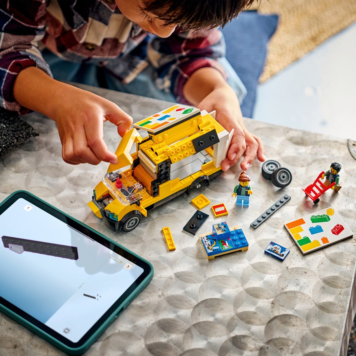 Detalj av åpne sider på Varebil 60500, 276 deler, fra 6 år - LEGO City