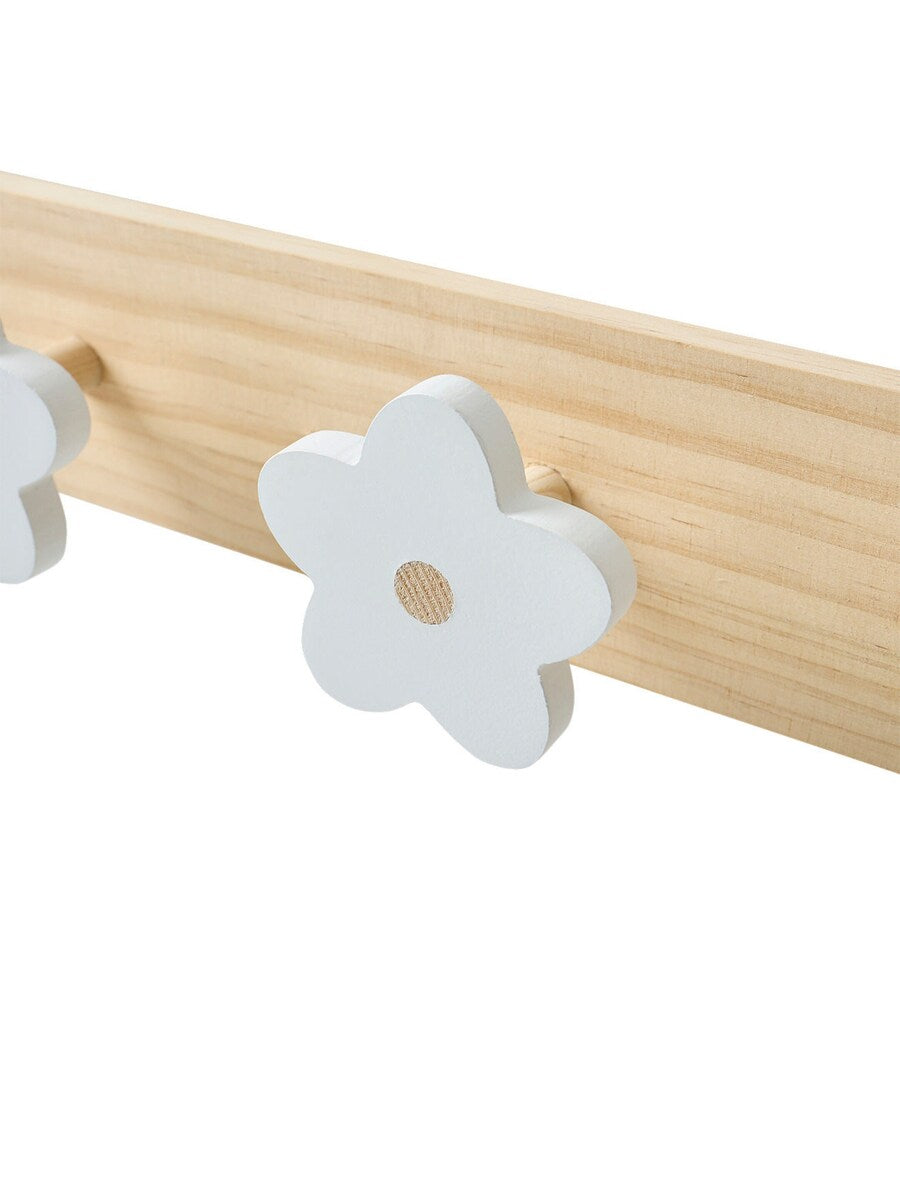 Detalj av knaggene på Vegggarderobe MARGERITEN i furu