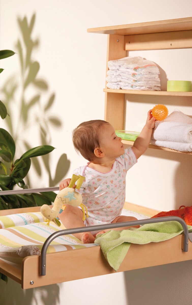 Sikkerhetsdetaljer på vegghengt stellehylle Jungelbaby