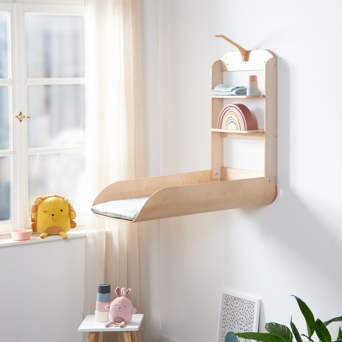 Montert vegghengt stellehylle med stellematte Frosty Green