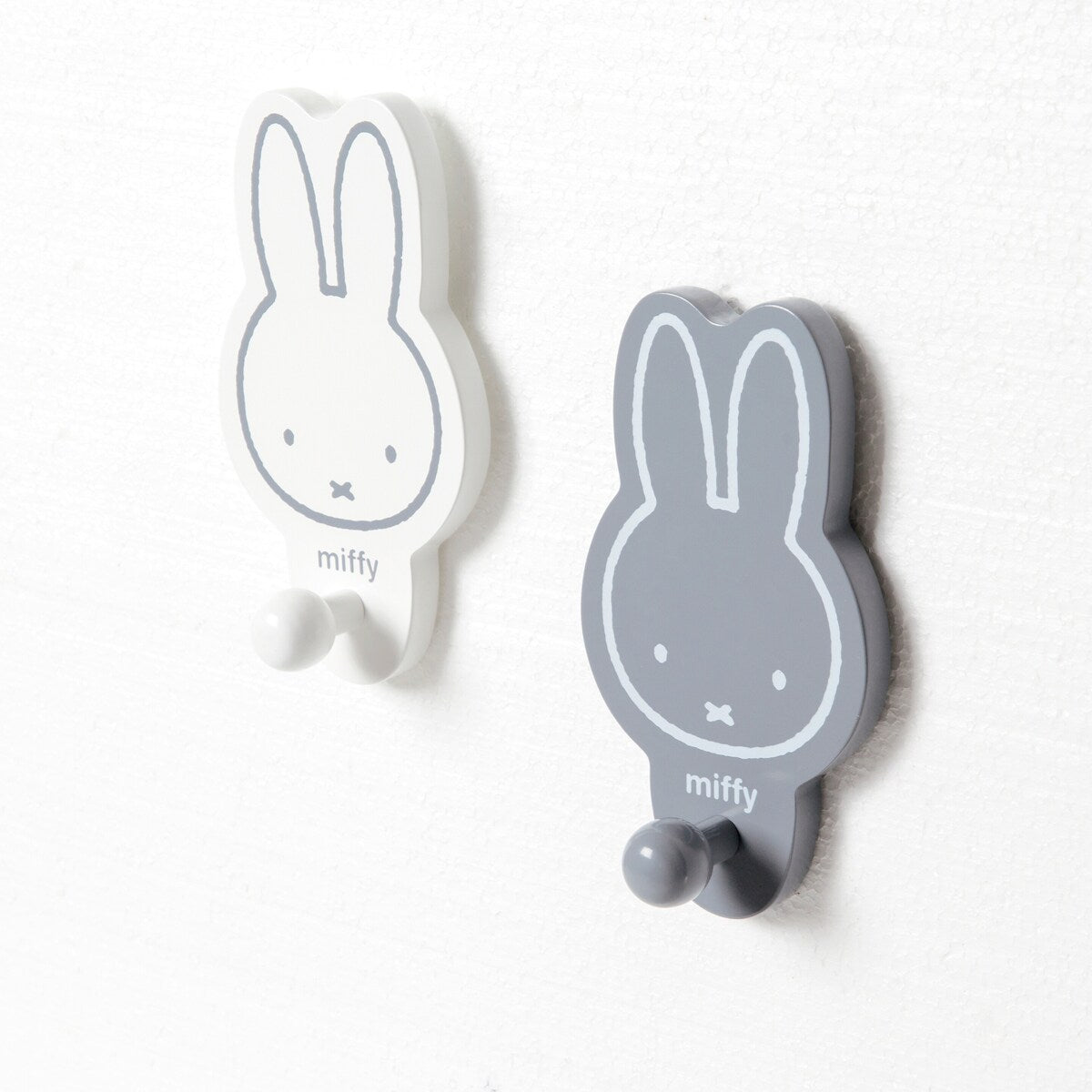 Veggkroker 2-pakning Miffy i MDF, hvit og grå, forfra