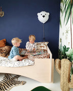 Nærbilde av bjørnedesign på Vegglampe Björn isbjørn