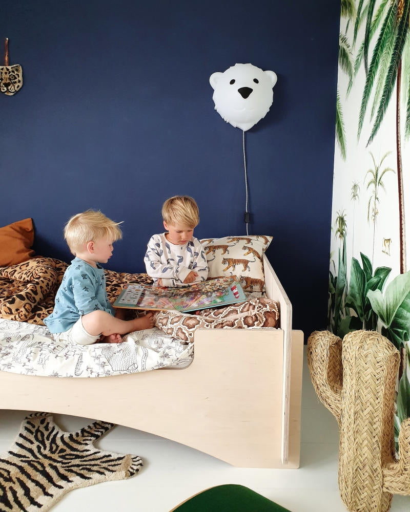 Nærbilde av bjørnedesign på Vegglampe Björn isbjørn